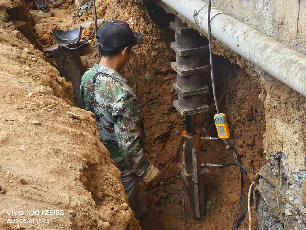 西安貴港某樓房地基下沉房屋傾斜糾偏頂升施工